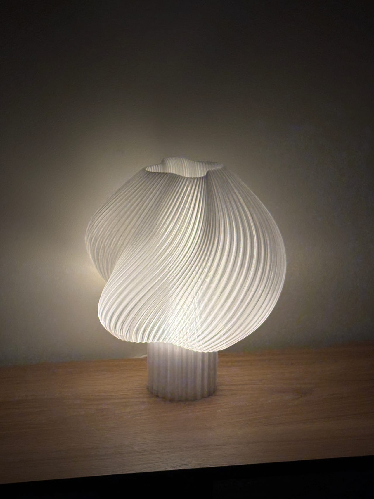 Lumo lamp uit — close-up van de bio-PLA print-textuur
