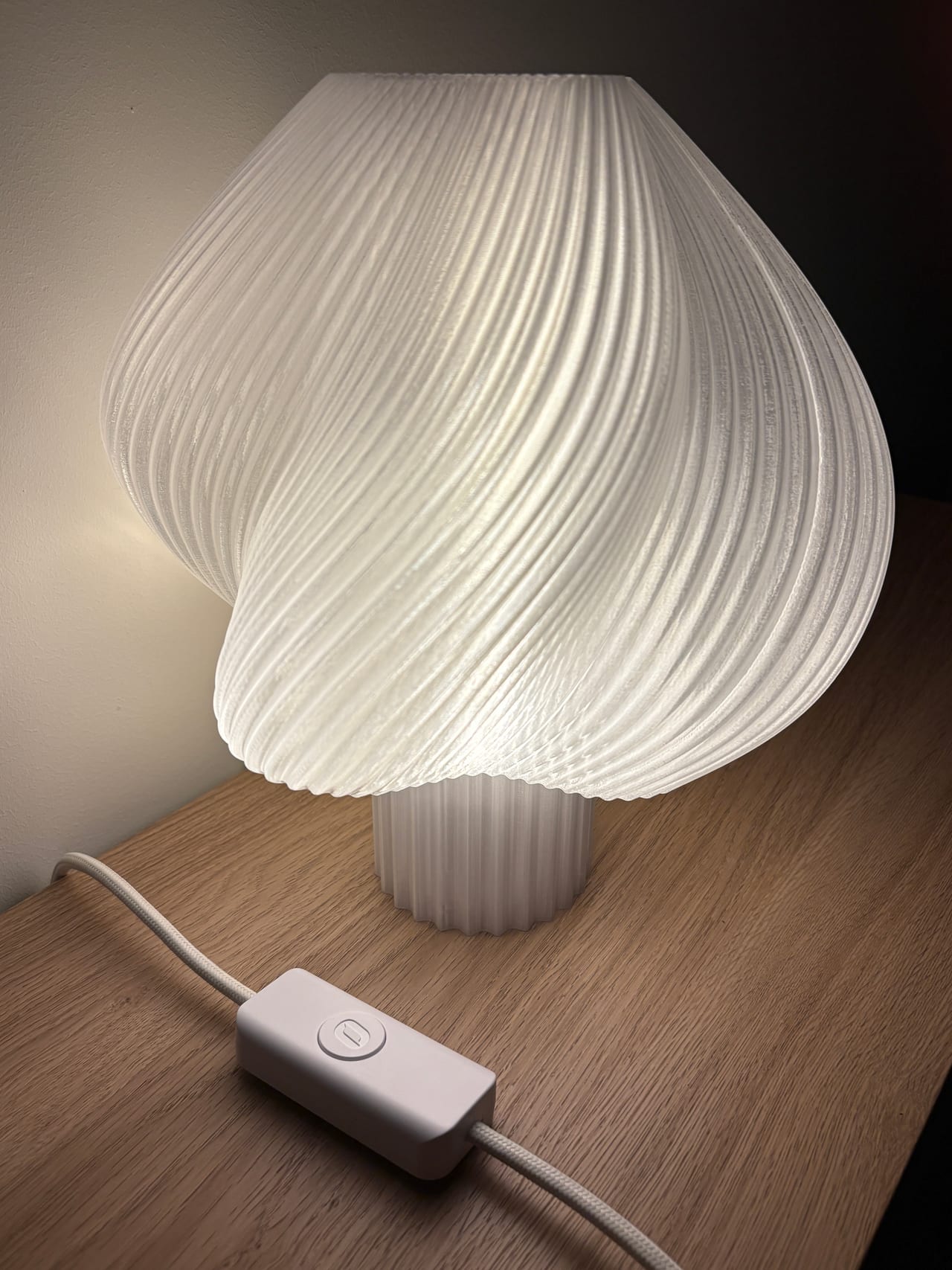 Lumo lamp uit, textielsnoer met dimmer zichtbaar